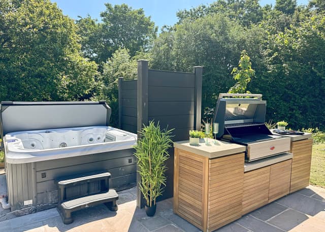 Hideaway Club 2 bed &ndash; Alfresco Grill & Chill - Trelay Hideaway Holiday Park, Pelynt, near Looe and Polperro