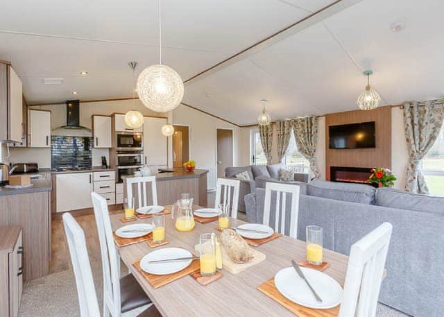 Oak Waterside Spa - Woodland Lakes, Carlton Miniott, Thirsk