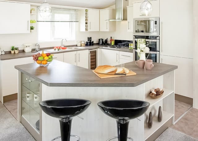 8 Berth Luxury Lodge with Hot Tub (Pet) - Whitecliff Bay Holiday Park, Bembridge