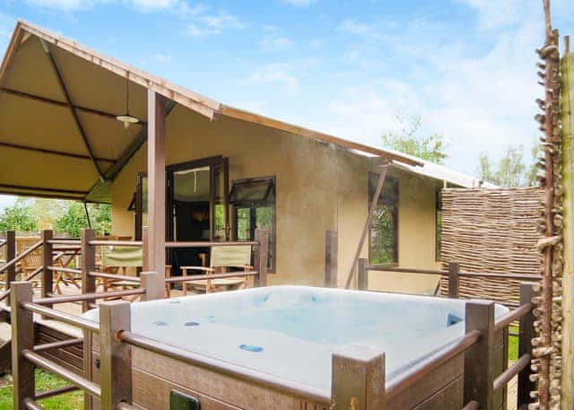 Deluxe Safari Lodge 3 - Bowleaze Cove Holiday Park & Spa, Weymouth