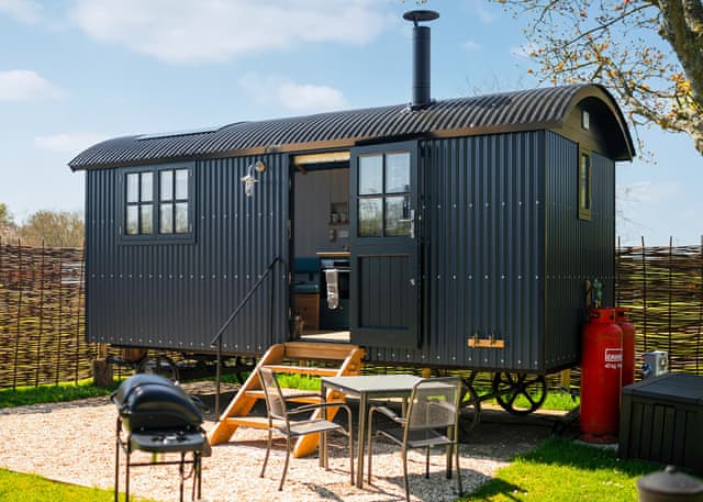 Shepherd Hut 1 - Wilksworth Caravan Park, Wimborne