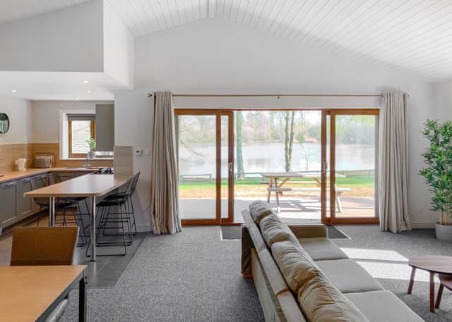 Contemporary Lakeview Lodge 6 - Woodland Waters, Ancaster