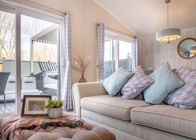 Gunner Lodge (Pet) - Willow Pastures Country Park, Skirlaugh, Nr Hull