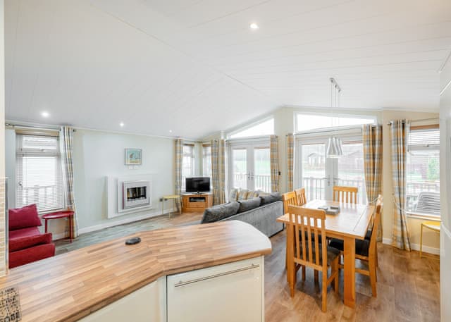 Country Side CS28 - Yaxham Waters, Yaxham, Dereham