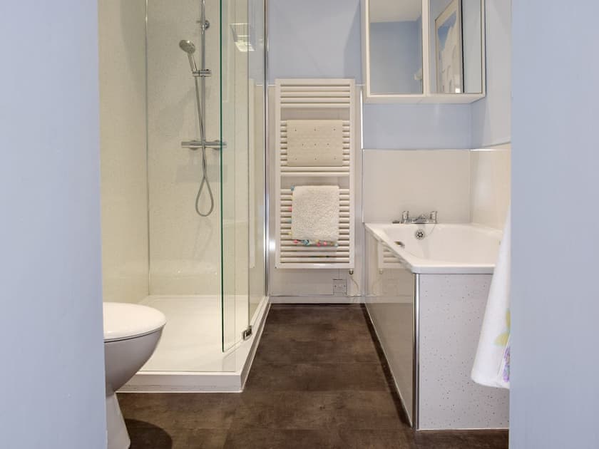 En-suite bathroom | South House, Lathones, near St Andrews