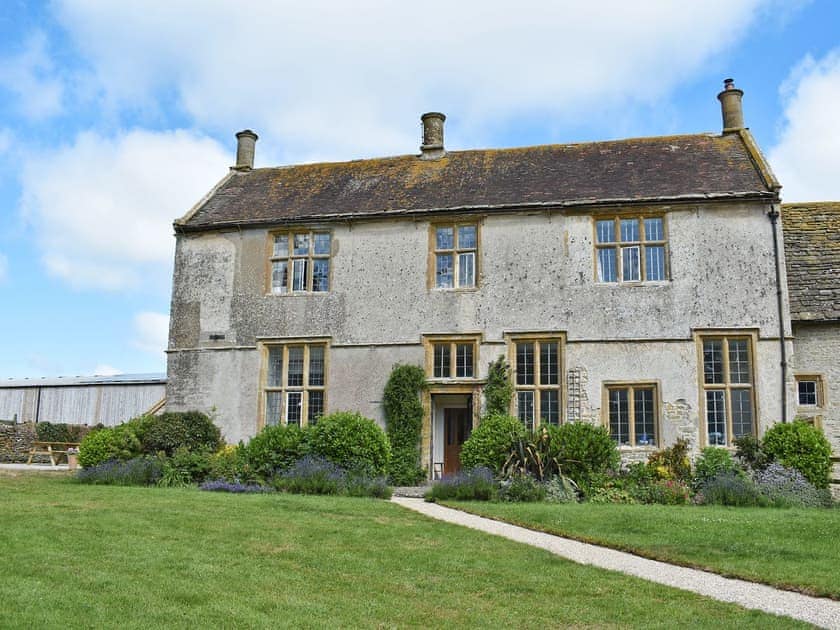 Spacious farmhouse | The Farmhouse - Round Chimneys Farm, Glanvilles Wootton, near Sherborne