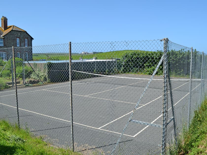 Shared tennis court  | Barn Cottage, Goose Cottage - Quinceborough Farm, Widemouth Bay, near Bude