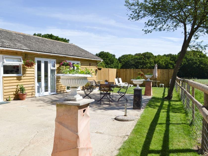 Attractive single-storey holiday home | The Duck House - Dynes Farm, Bilsington, near Ashford