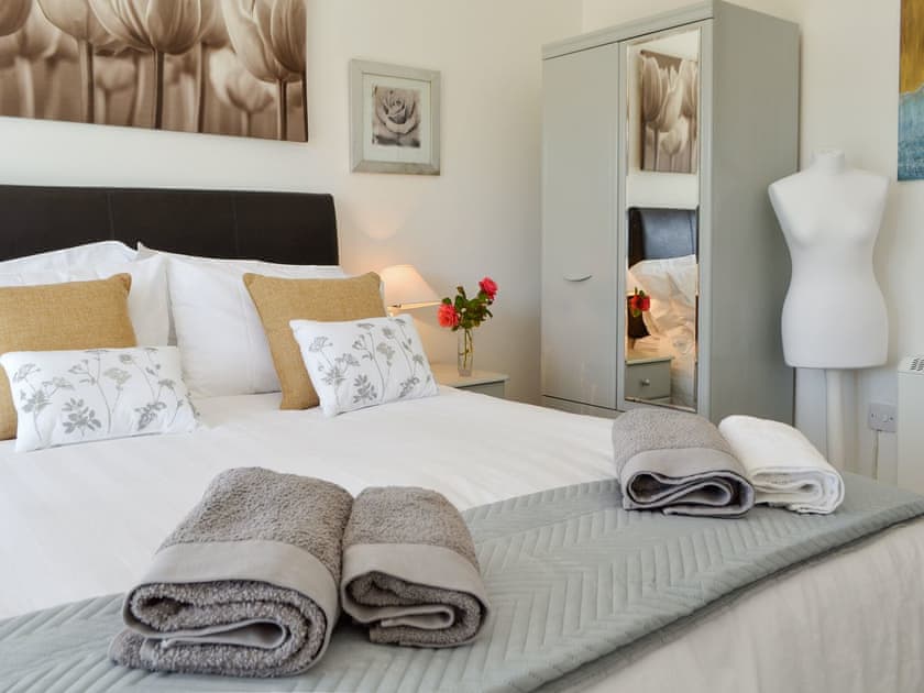 Elegant en-suite double bedroom | The Duck House - Dynes Farm, Bilsington, near Ashford