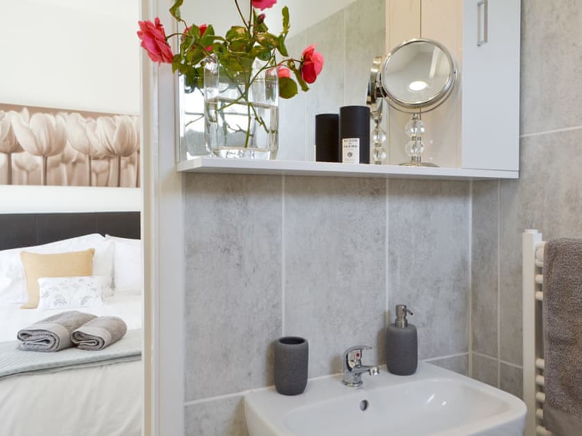 En-suite shower room | The Duck House - Dynes Farm, Bilsington, near Ashford