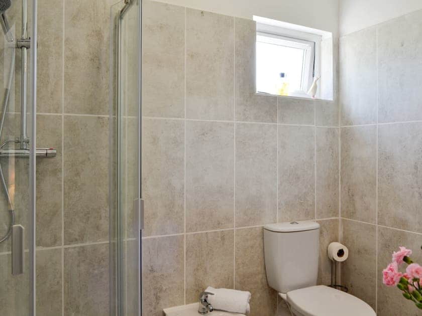 Family shower room | The Duck House - Dynes Farm, Bilsington, near Ashford