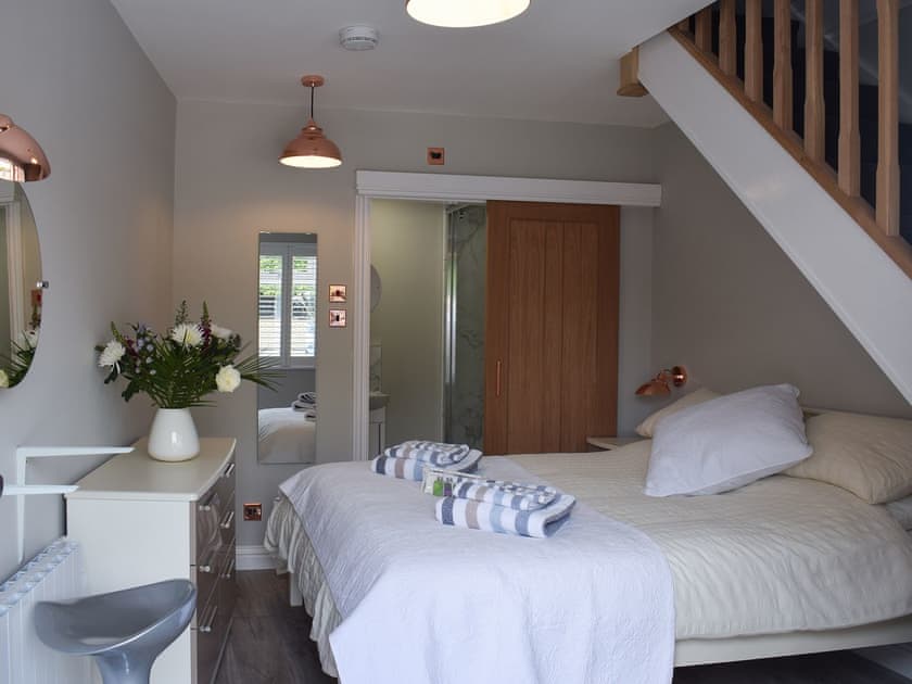 Double bedroom with en-suite | Copper Coins, Whitby