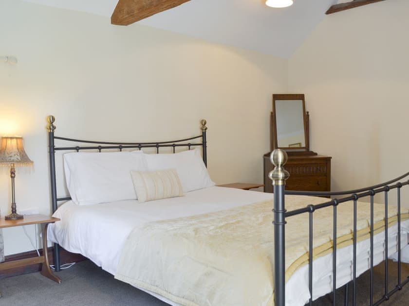 Comfortable en-suite bedroom. | Burdett’s Cottage - Foremark Cottages, Milton, near Repton