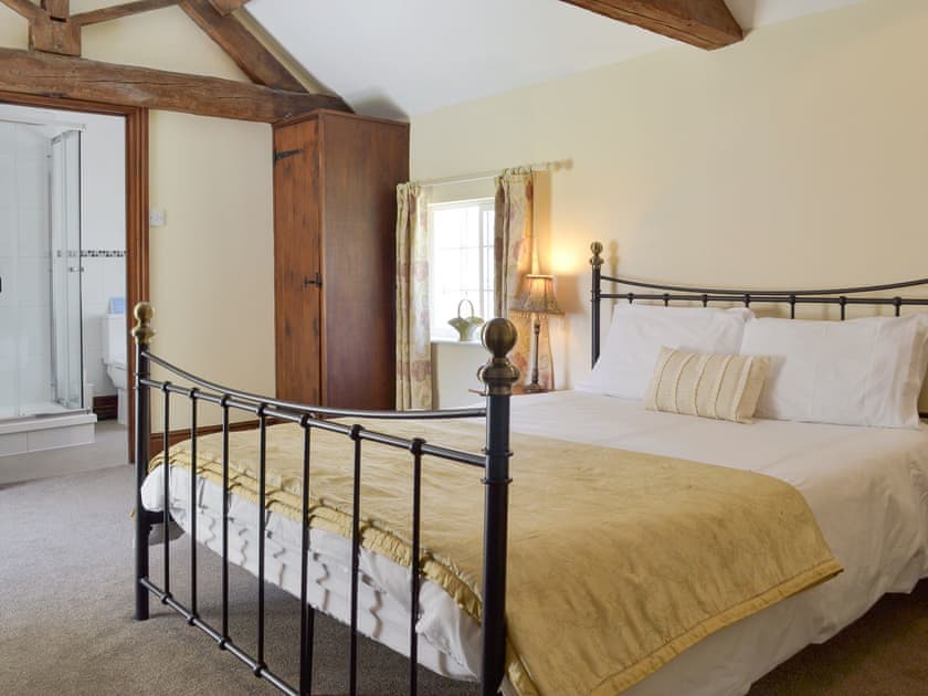 Peaceful en-suite double bedroom, with room for Z bed if required. | Burdett’s Cottage - Foremark Cottages, Milton, near Repton