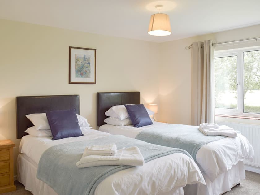 Comfortable twin bedroom | Rose Farm Cottage, Frostenden, near Beccles
