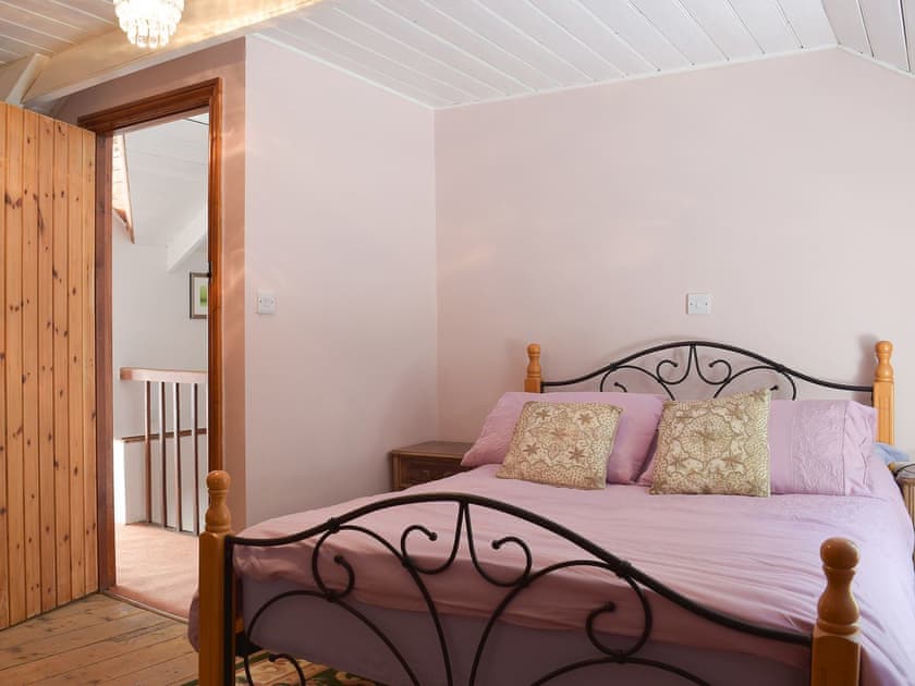 Inviting double bedroom | Woodlands, Laugharne, near Pendine