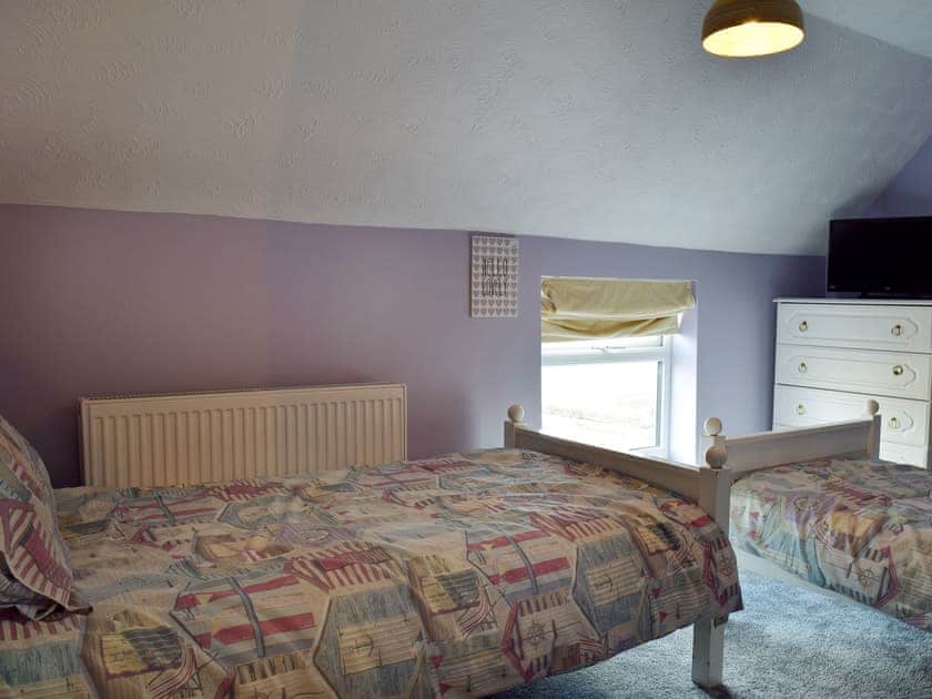 Comfortable twin bedroom | Florence Cottage, Pakefield, near Lowestoft