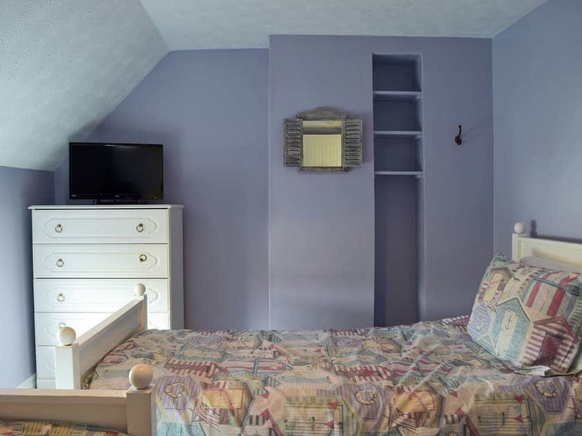 Comfortable twin bedroom | Florence Cottage, Pakefield, near Lowestoft