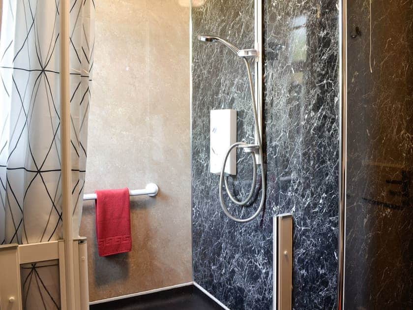 Shower room | Easter Rattray Cottages: Clayhills Cottage - Easter Rattray Cottages, Blairgowrie