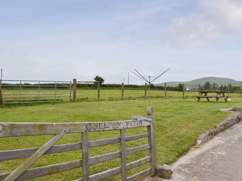 Lawned garden area with outdoor furniture | Cyll y Felin Fawr 1 - Cyll y Felin Fawr, Aberdaron