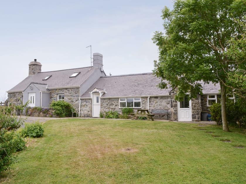 Lawned garden area | Cyll y Felin Fawr 2 - Cyll y Felin Fawr, Aberdaron
