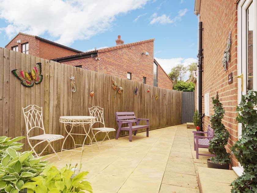 Paved patio area with outdoor furniture | The Annexe, Knaresborough
