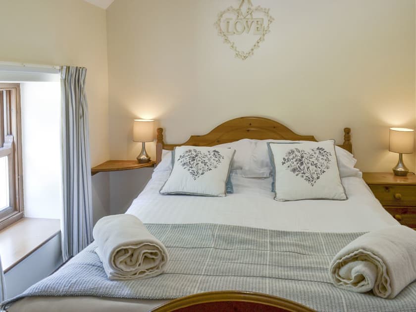 Relaxing double bedroom | Clydesdale Cottage - Marton Manor Cottages, Sewerby, near Bridlington