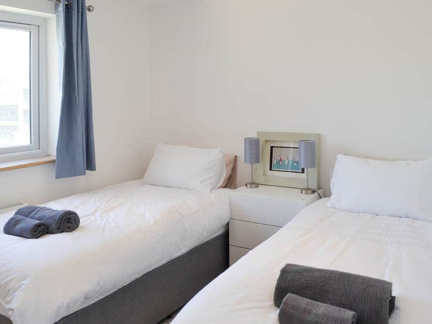 Light and airy twin bedroom | Salty Lodge, Hayling Island