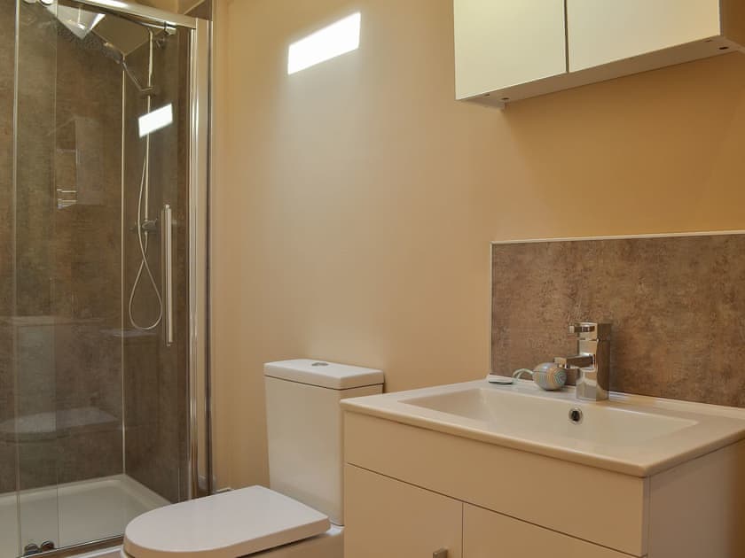 En-suite shower room | Stonecroft Cottage - Wreaks End Farm, Broughton-in-Furness