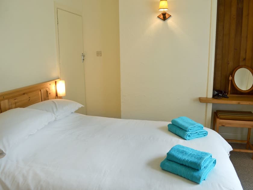 Charming double bedroom with en-suite | Lowenna - Polhaun Holiday Apartments, Mevagissey, near St Austell