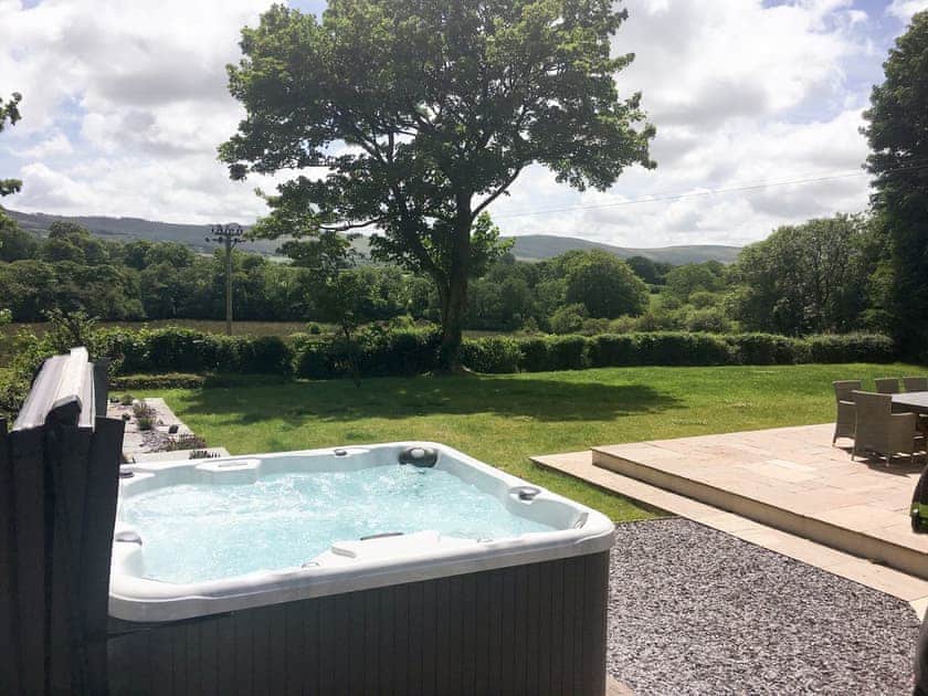 Luxurious hot tub | Fountain Hill, Eglwyswrw, near Cardigan