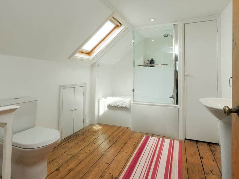 Generous sized bathroom | Kings View, Dartmouth
