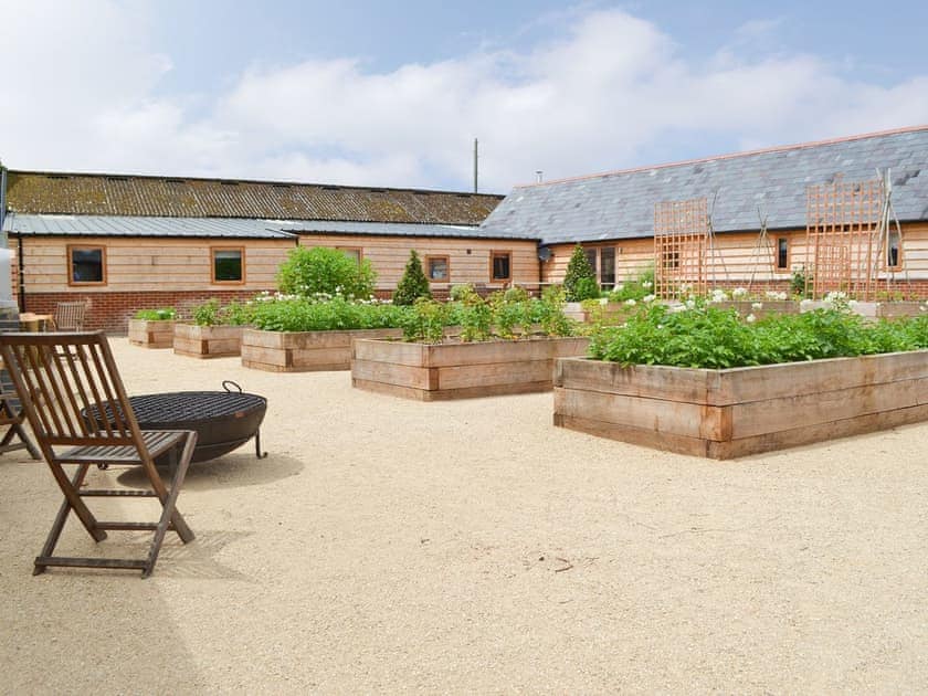 Shared courtyard with pizza oven, barbecue and firepit | Chidley Cottage, Chiddock Cottage, Little Barn - Midgham Long Copse, Midgham, near Fordingbridge