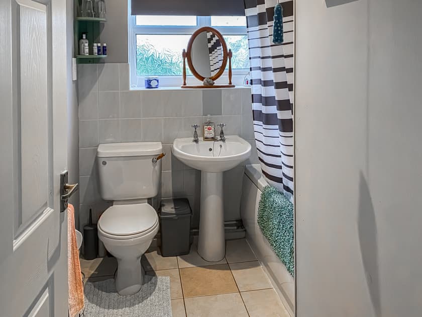 Lovely bathroom with shower over the bath | Tamarisk, Walcott