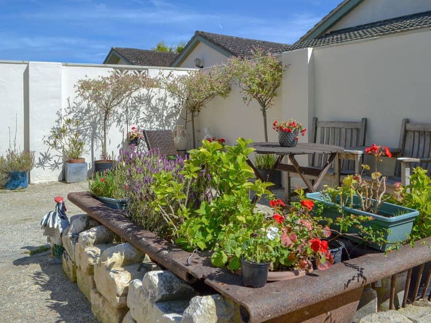 Pretty garden area | The Chicken Shed - Dynes Farm, Bilsington, near Ashford