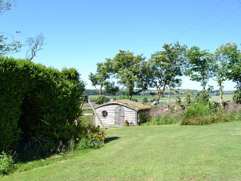 Shared garden | Oxlow End Cottage, Peak Forest, nr. Buxton