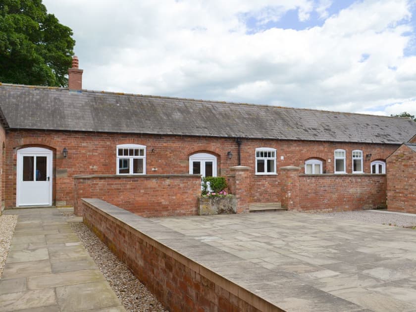 Courtyard entrance to property | Chestnuts Farm Mews - Chestnuts Farm Cottages, Binbrook, near Market Rasen