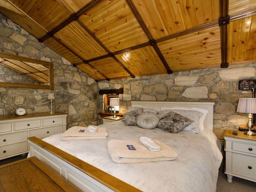 Luxurious double bedroom with en-suite with bath and toilet | Tennox Parlour - Tennox Farm, Kilbirnie