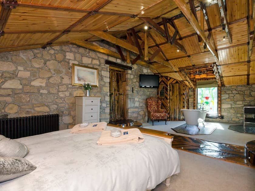 Luxurious double bedroom with en-suite with bath and toilet | Tennox Parlour - Tennox Farm, Kilbirnie