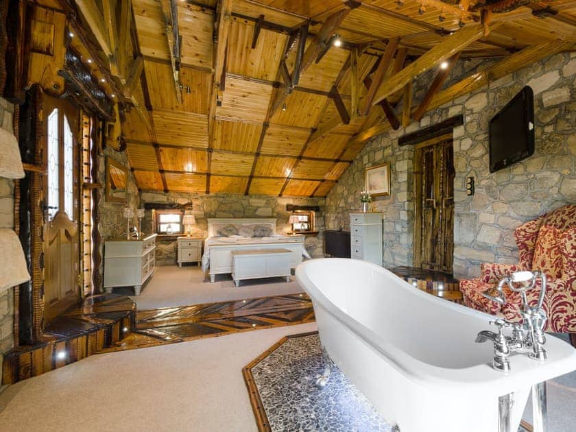 Luxurious double bedroom with en-suite with bath and toilet | Tennox Parlour - Tennox Farm, Kilbirnie
