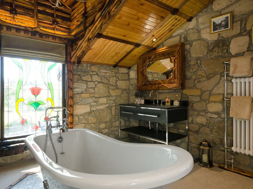 Luxurious double bedroom with en-suite with bath and toilet | Tennox Parlour - Tennox Farm, Kilbirnie