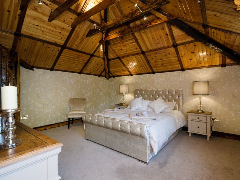 Sumptuous double bedroom  | Tennox Parlour - Tennox Farm, Kilbirnie