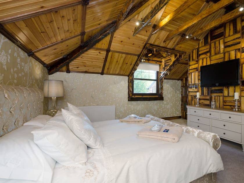 Sumptuous double bedroom  | Tennox Parlour - Tennox Farm, Kilbirnie