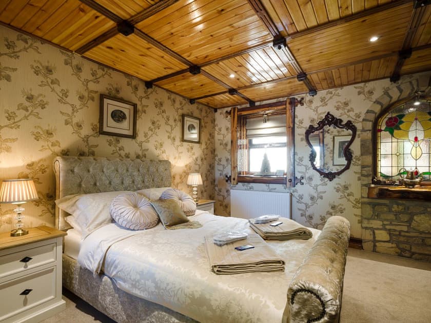 Stylish double bedroom | Tennox Parlour - Tennox Farm, Kilbirnie