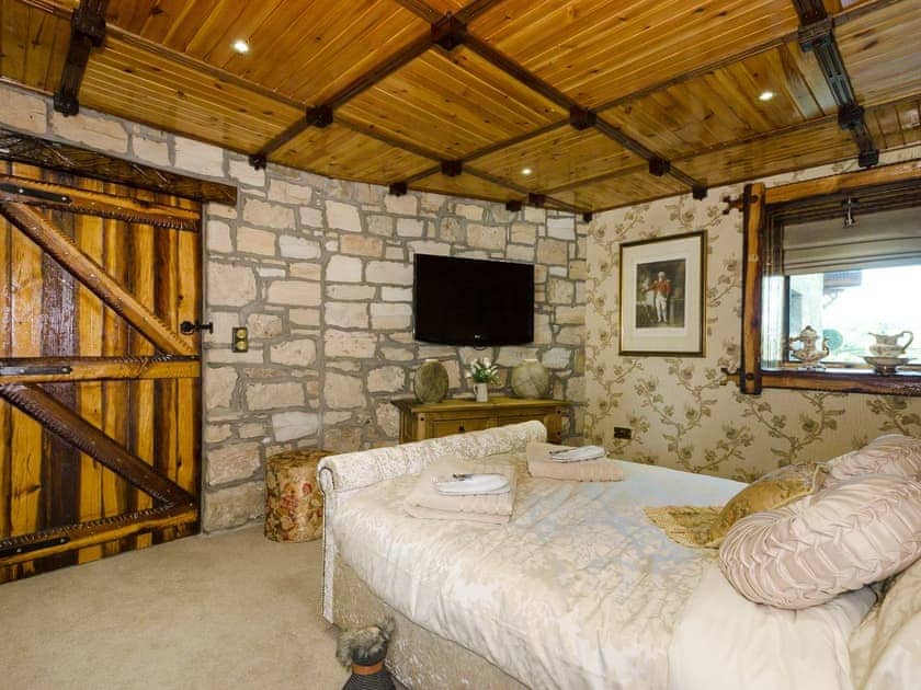 Stylish double bedroom | Tennox Parlour - Tennox Farm, Kilbirnie