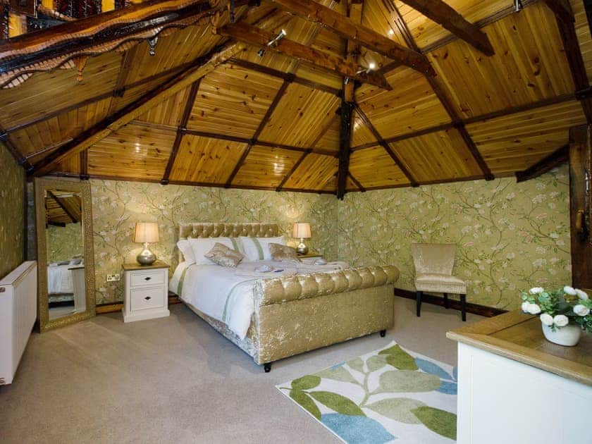 Charming double bedroom | Tennox Parlour - Tennox Farm, Kilbirnie