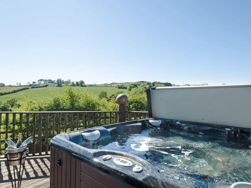 Private hot tub for 6 | Tennox Parlour - Tennox Farm, Kilbirnie