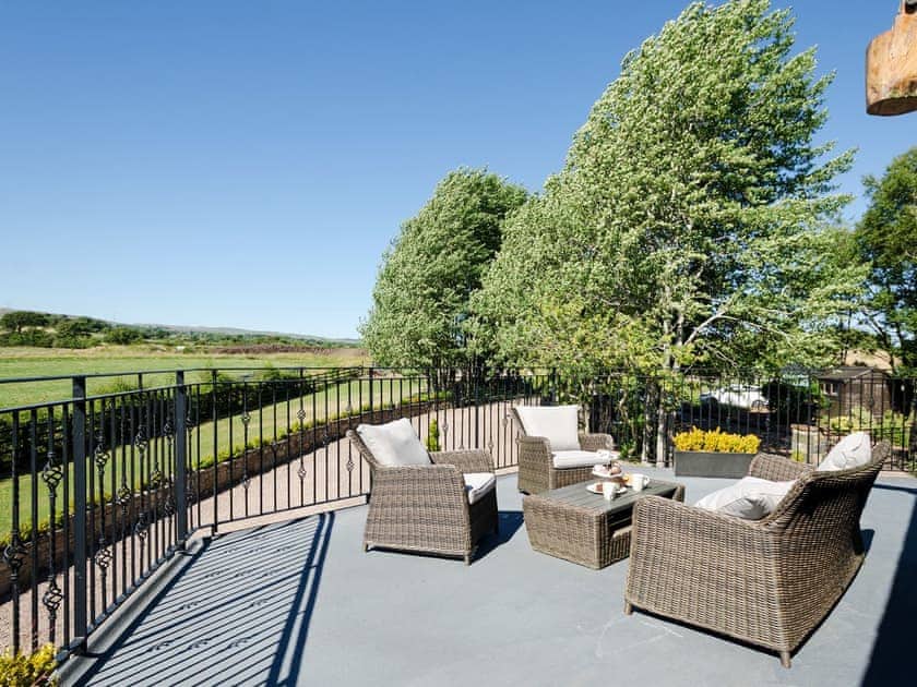 Relaxing balcony with wonderful views | Tennox Parlour - Tennox Farm, Kilbirnie