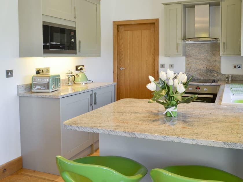 Fully appointed fitted kitchen with breakfast bar | Swallows Retreat, Hartland