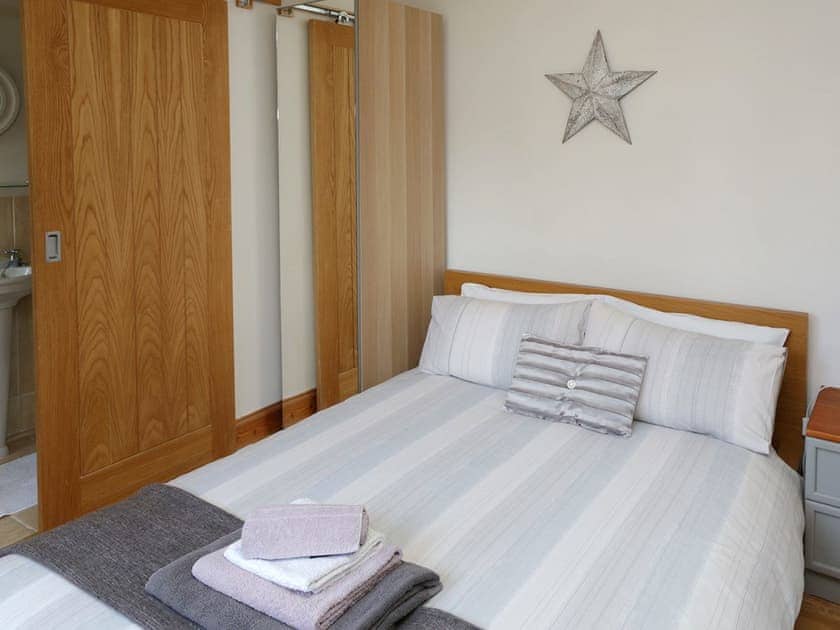 Comfortable double bedroom with en-suite shower room | Stone’s Cottage, Ormesby, near Great Yarmouth